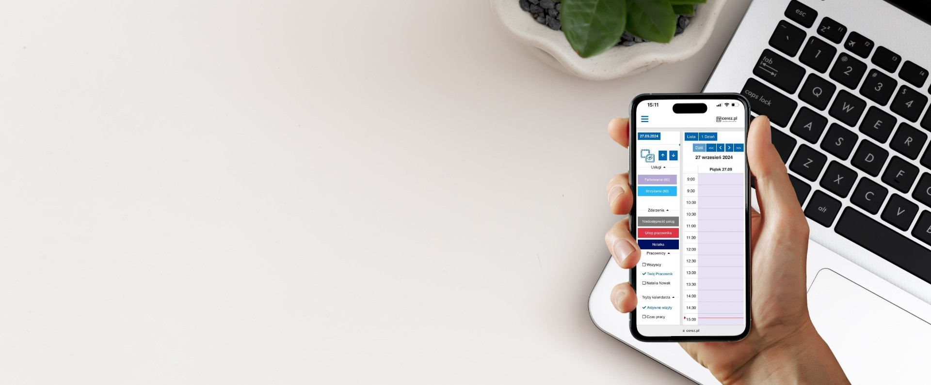 telefon, otworzony zeszyt z długopisem i trzy doniczki położone na blacie