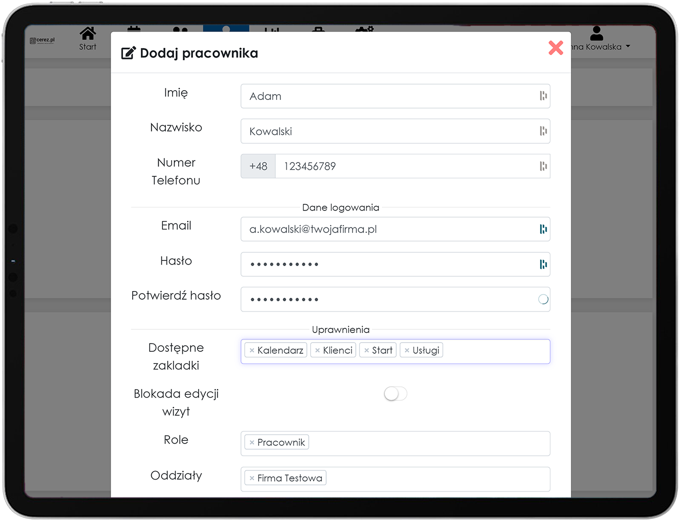 zrzut ekranu dodawania pracownika z aplikacji Cerez w ramce tabletu
